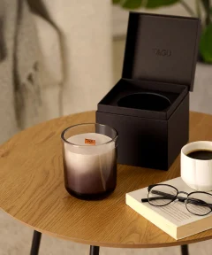 Alternative view of TAGU candleplace Κερί με Ξύλινο φυτίλι 380g